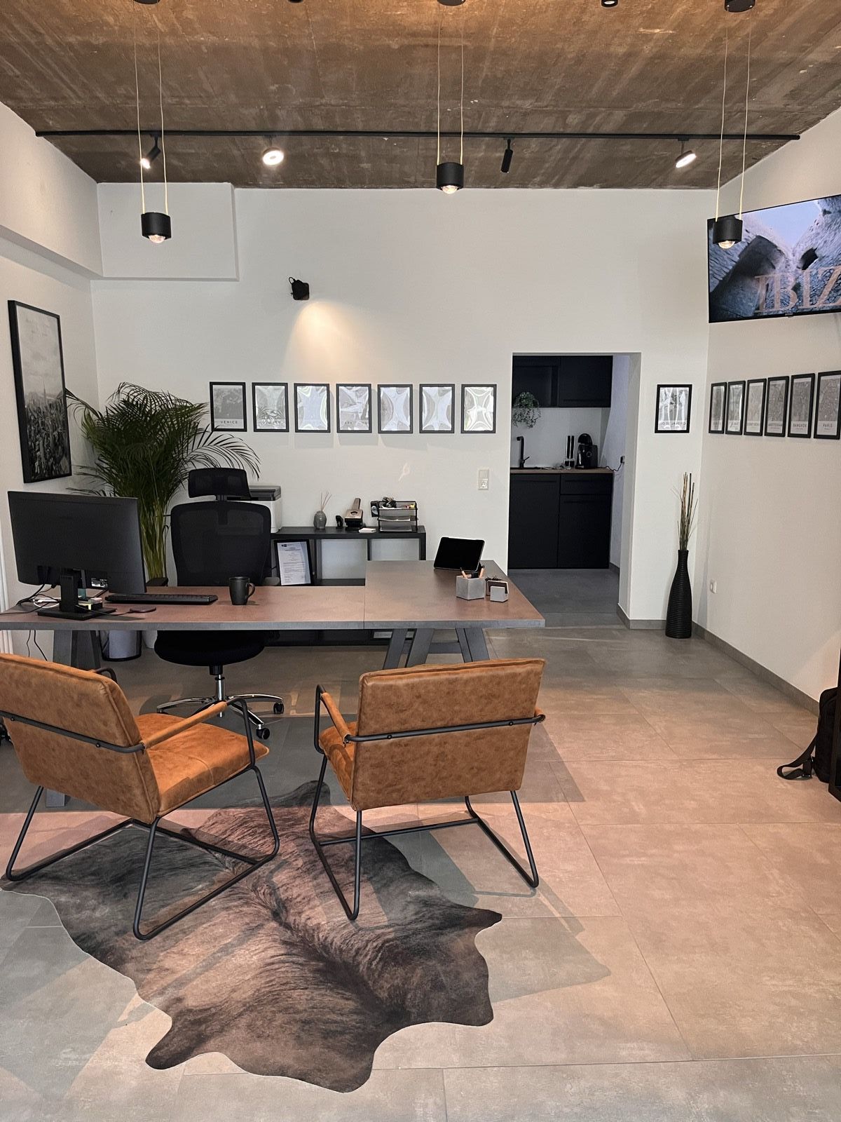 Beratungsbereich mit Schreibtisch im Büro von Marcel Nyga Immobilienmanagement